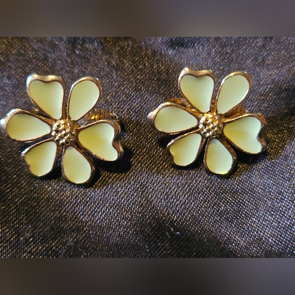 VINTAGE CLIP-ON EARRINGS - Picture 1 of 2